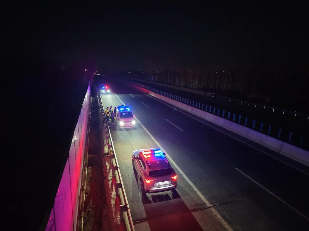 寒冬夜晚，高速上一辆救护车爆了胎……