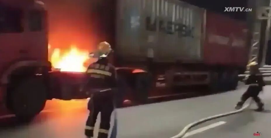 厦门翔安大桥一车辆起火！