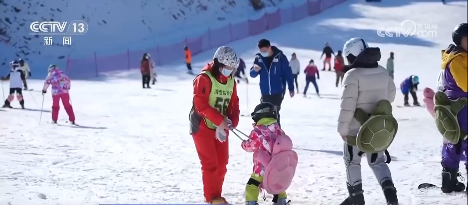 冰雪狂欢、古镇漫游……外国游客解锁中国游新玩法 新年入境游迎“开门红”