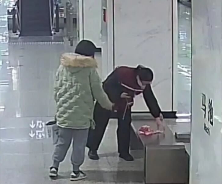 10岁男孩地铁里捡到9200元现金后,第一句话是找失主!物归原主后满脸骄傲...... 10岁男孩地铁里捡到9200元现金后,第一句话是找失主!物归原主后满脸骄傲......