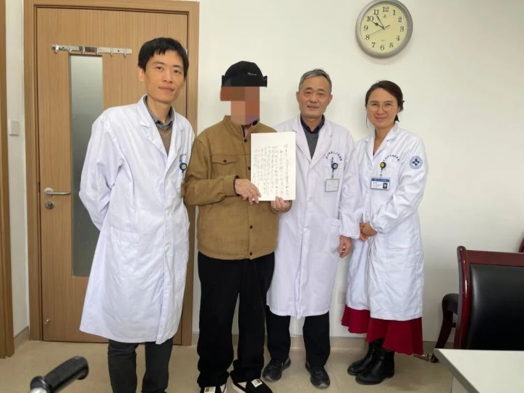 耳朵上的“小疙瘩”，扩散到了腿上！一查竟是癌……医生：这种癌趋于年轻化