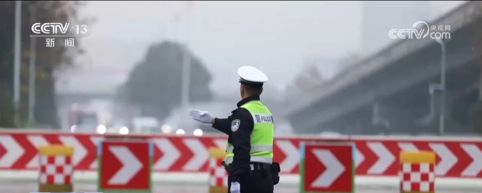 多地出现降温降雪天气 多部门奋战一线保通保畅守护出行平安