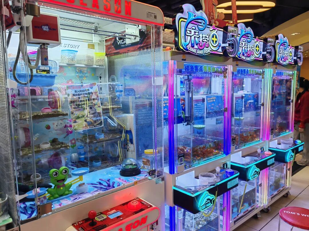 上海一商场出现“活体娃娃机”？商家回应