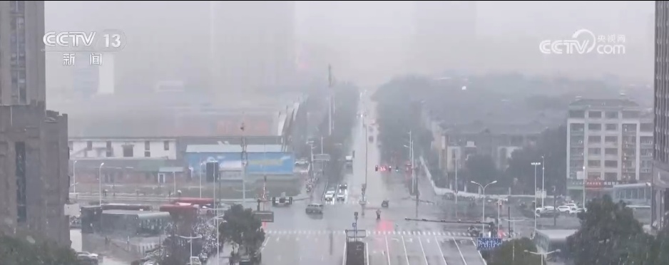 多地出现降温降雪天气 多部门奋战一线保通保畅守护出行平安