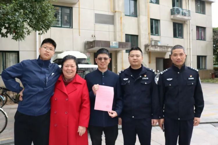 睡衣男掉入台州一河中!救人者:就一个感觉,当时是真冷啊! 睡衣男掉入台州一河中!救人者:就一个感觉,当时是真冷啊!