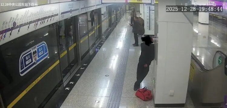 重庆一男子酒后连续三次按压紧急停车按钮，致进站列车紧急制动！罚款500元