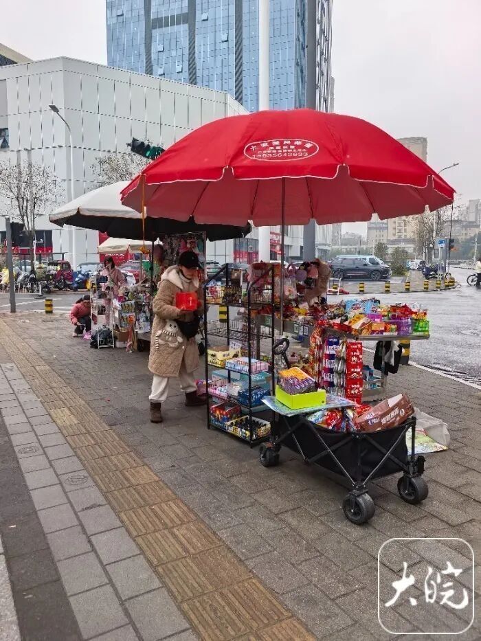 雨雪夜，7岁女孩这一鞠躬，感动无数人