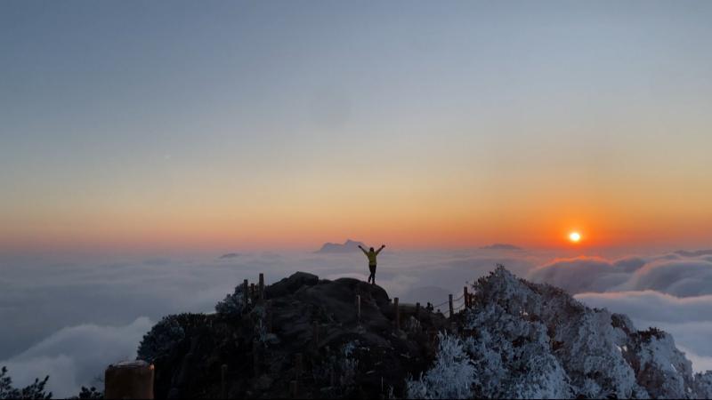 江西：多地高山出现雾凇 游客体验南方冰雪秘境