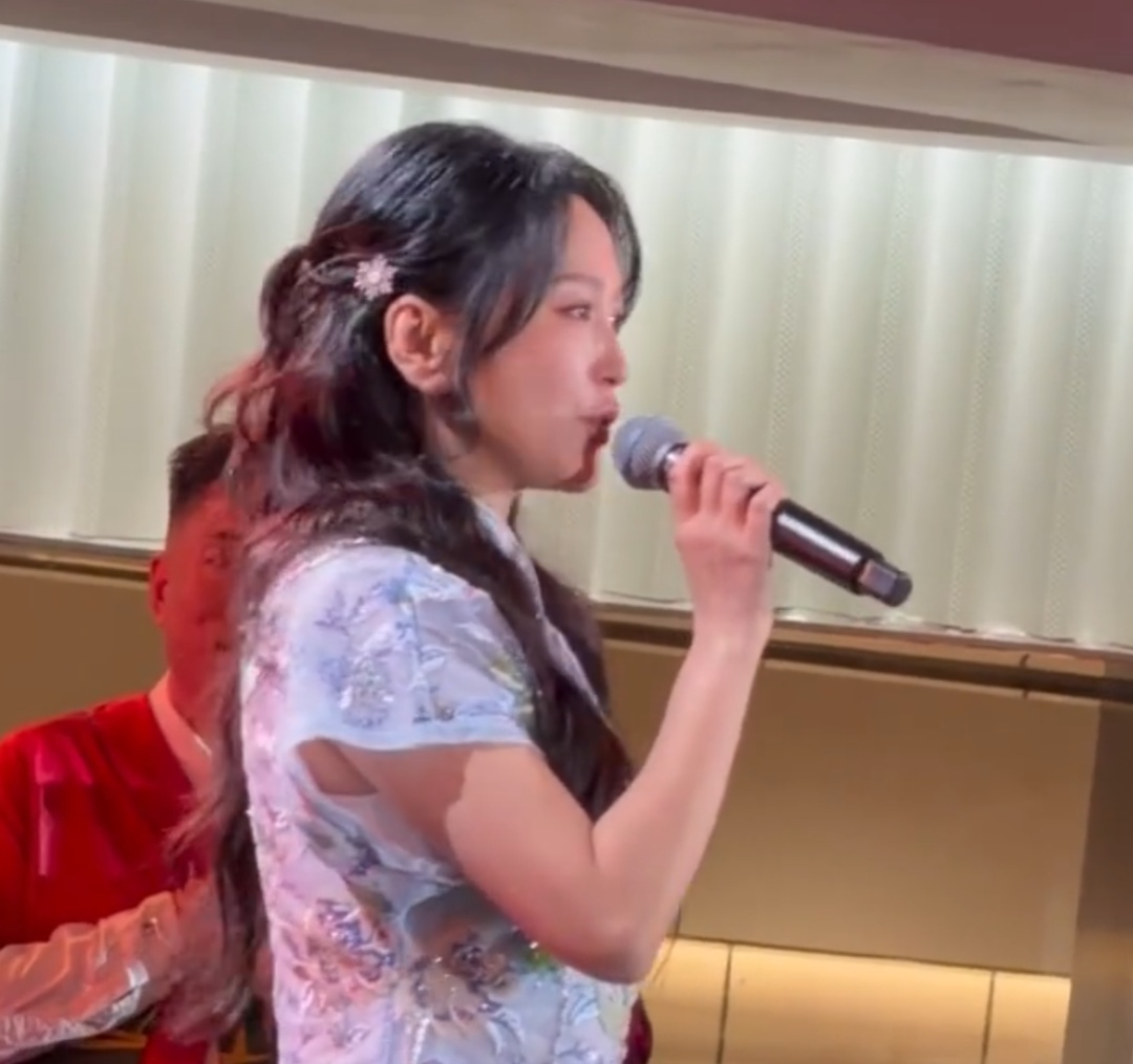 42岁上海女歌手现身婚礼现场唱歌,曾因商演自卑,网友:靠自己努力赚钱不丢人! 42岁上海女歌手现身婚礼现场唱歌,曾因商演自卑,网友:靠自己努力赚钱不丢人!