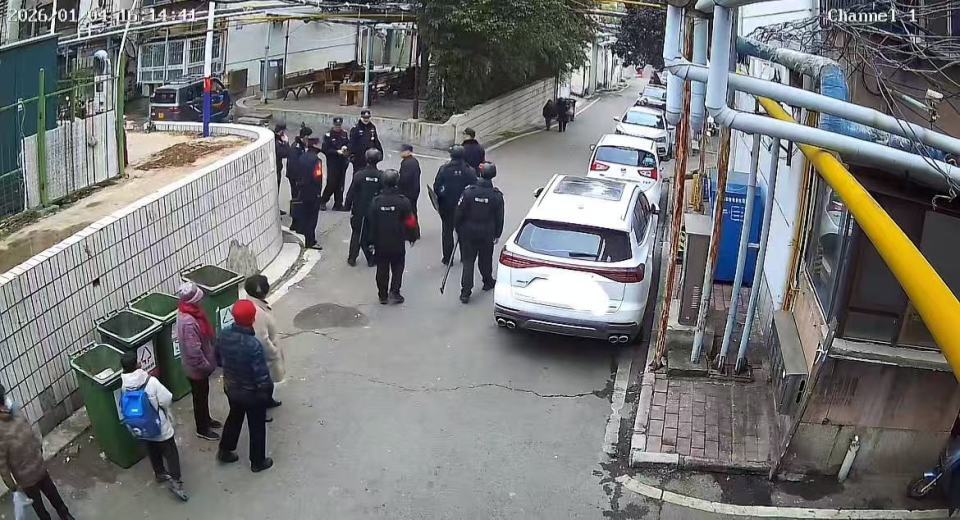 河南平顶山一老人报警称楼上邻居制毒，大批警察“全副武装”上门，结果一查：有精神病