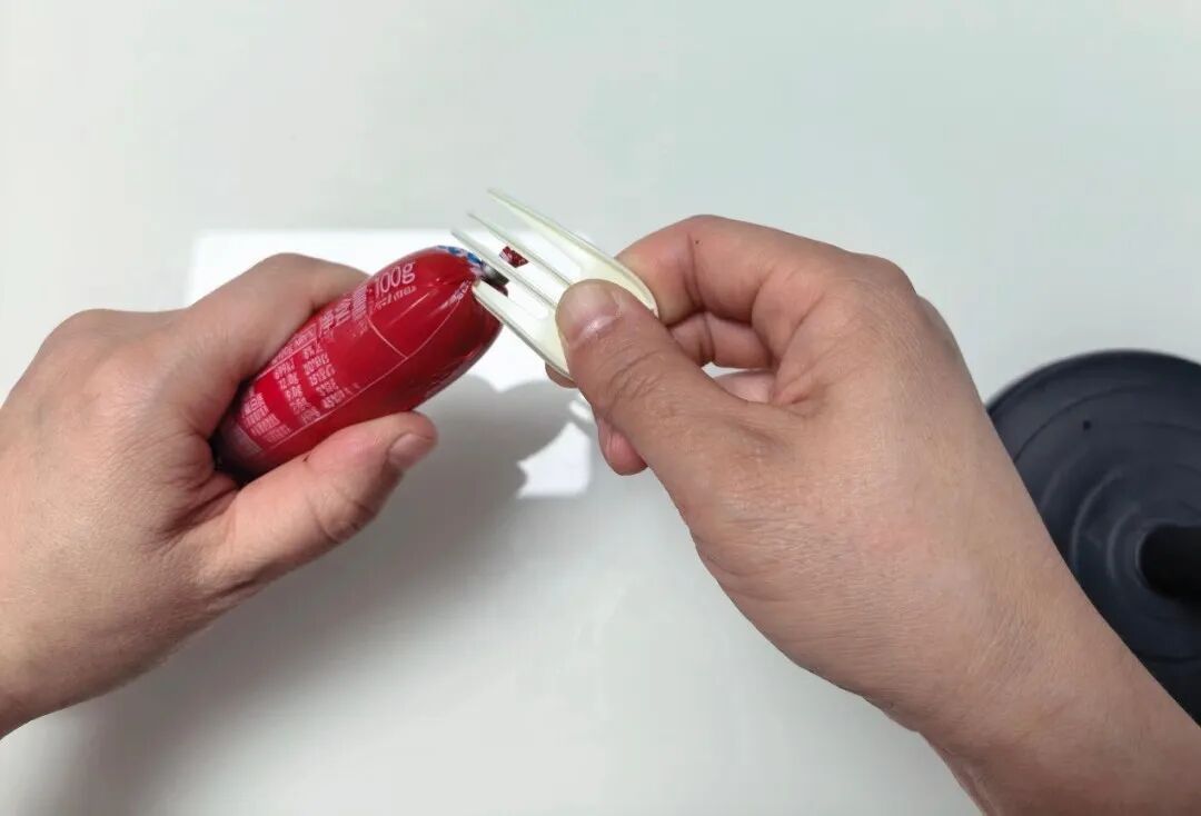 不要用牙咬了！终于学会火腿肠的正确打开方式，速看