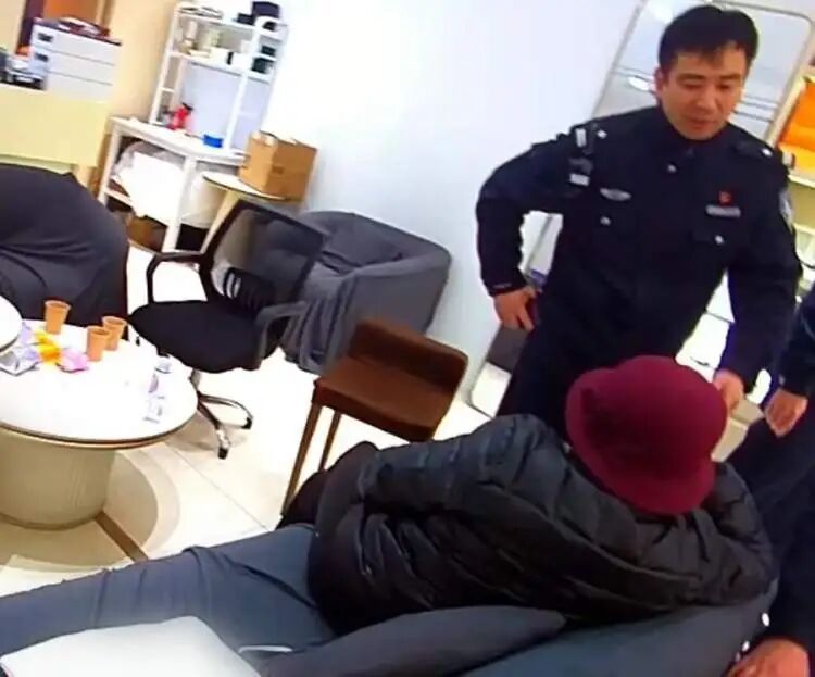 68岁女子执意要为“男友”买92万元名表，民警一番劝说后恍然大悟