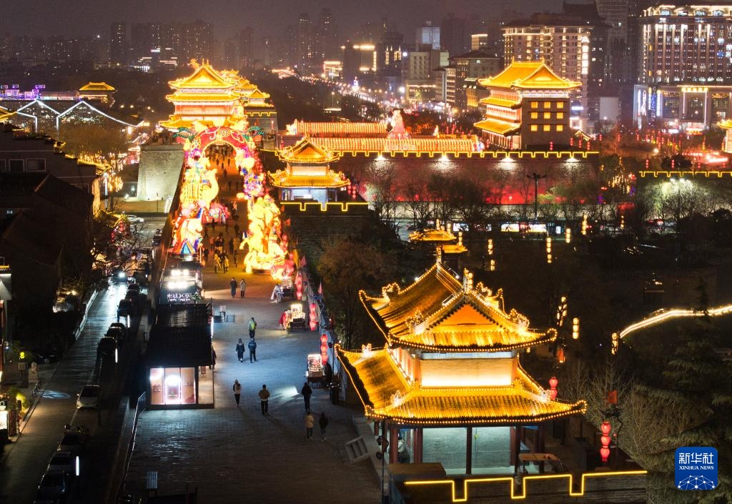 西安城墙：流光溢彩迎马年