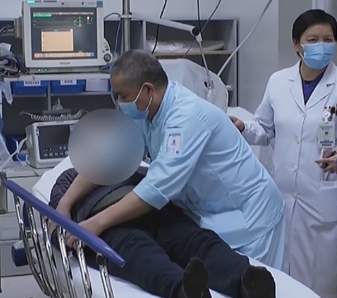 事发上海地铁！老人摔下电梯，工作人员不让救？医生：做得对！