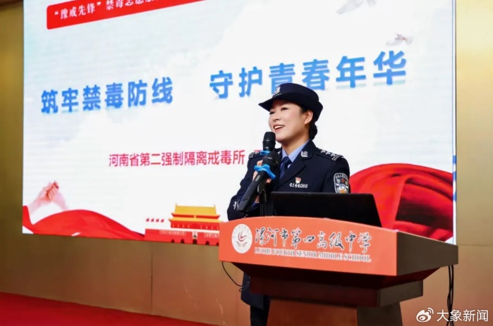 戒毒所女警休假时徒手夺刀制止行凶！飞起一脚踢落男子手中凶器，送医后面部缝合30多针