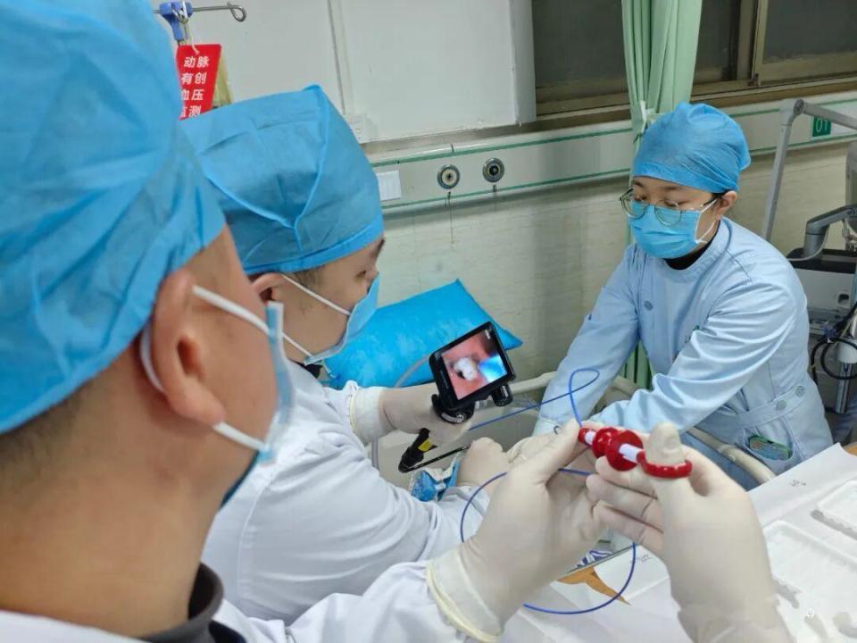 男子酒后昏迷，送医时面色瞬间青紫且心脏骤停！医生从他气道中取出数块肉片……