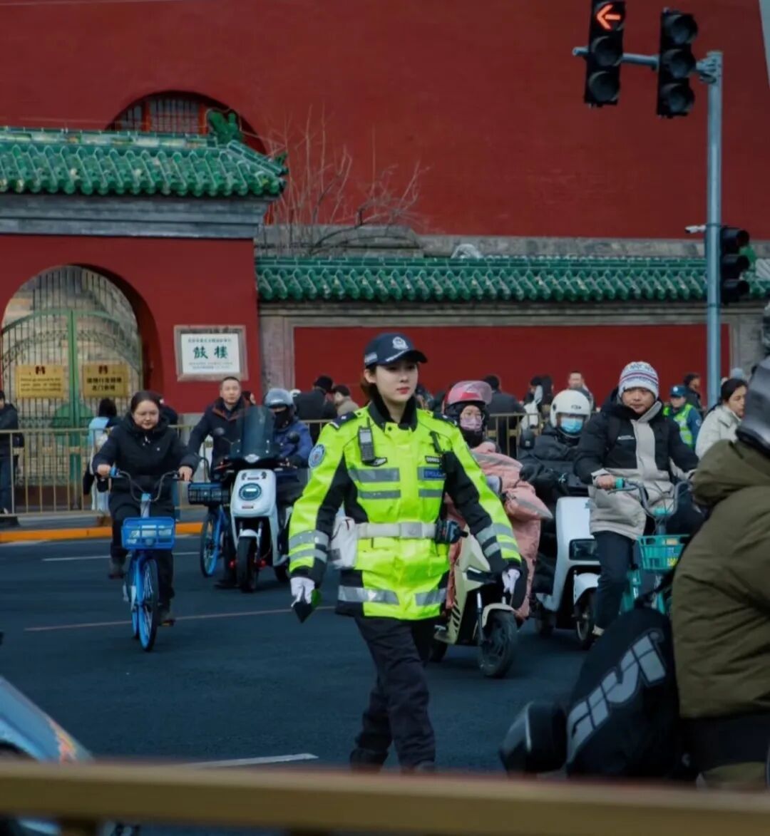 新年第一天上岗，网友称为“最美交警”的她收到了这样一张明信片