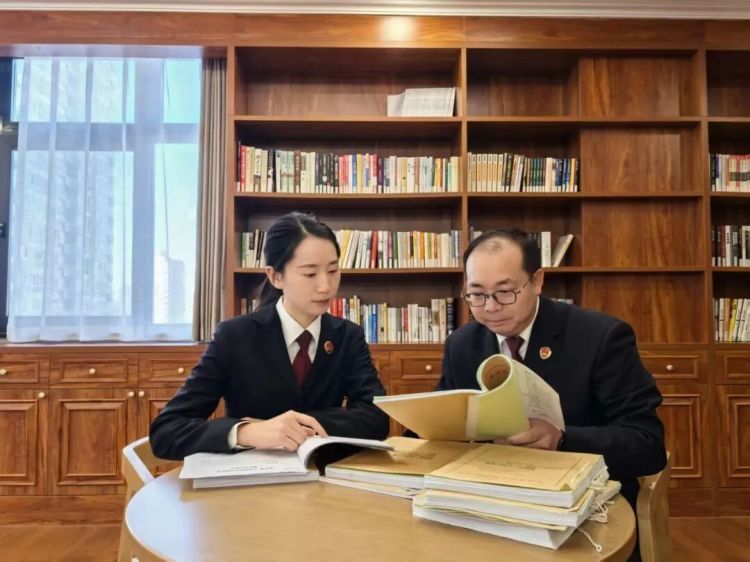 用5000元分仓软件撬动4.37亿元交易额，组织非法期货交易，两人获刑