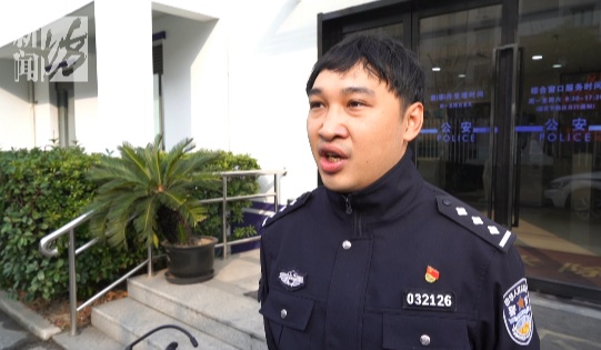 啥情况?上海一外卖小哥突然躺倒在警车前!现场围了一圈人,现场曝光 啥情况?上海一外卖小哥突然躺倒在警车前!现场围了一圈人,现场曝光