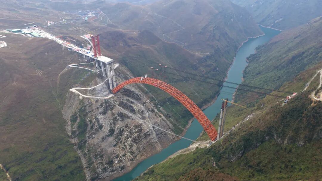 云端“牵手”！贵州又一特大桥顺利合龙