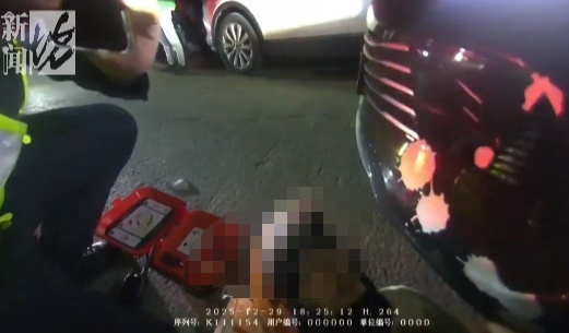 啥情况?上海一外卖小哥突然躺倒在警车前!现场围了一圈人,现场曝光 啥情况?上海一外卖小哥突然躺倒在警车前!现场围了一圈人,现场曝光