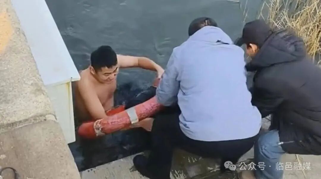 他说这是年轻人该做的！山东“00后”小伙寒冬跳水救人！