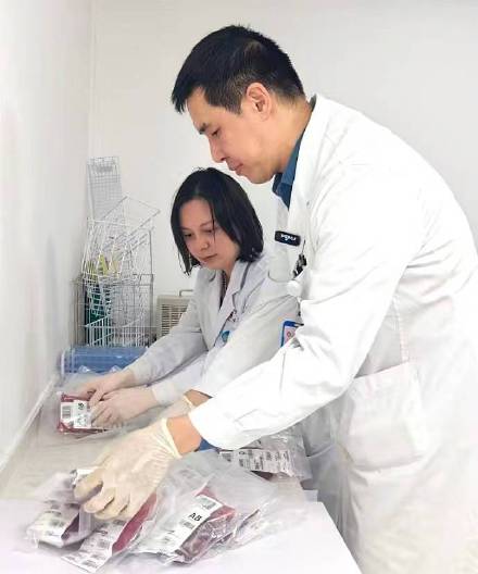 广西夫妻劳作时妻遭马蜂袭击1死1伤，妻子换掉体内八成“问题血液”惊险获救