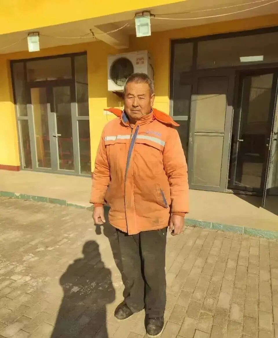 乡村保洁员清运垃圾，意外发现旧灯罩里的19万8，结局太暖……