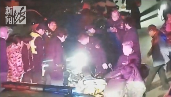 啥情况?上海一外卖小哥突然躺倒在警车前!现场围了一圈人,现场曝光 啥情况?上海一外卖小哥突然躺倒在警车前!现场围了一圈人,现场曝光