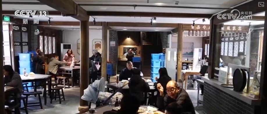 “新意+暖意”催热“年经济”新热力 “新花样”频出点燃消费“热引擎”