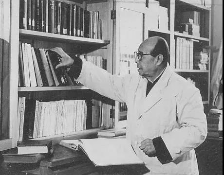 这位中国科学家的口袋中，为啥长期装着一张小卡片？