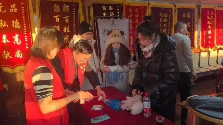 “能帮上忙就很开心!”志愿者自备小药箱守护景区,煮饺子送游客暖胃暖心 “能帮上忙就很开心!”志愿者自备小药箱守护景区,煮饺子送游客暖胃暖心