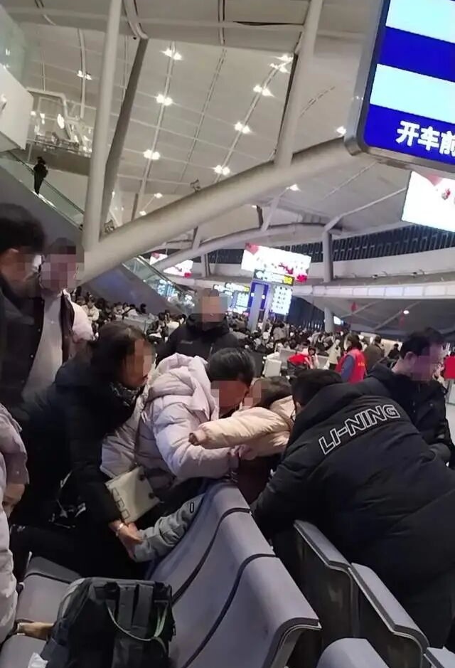 事发武汉站！女孩腿部被卡座椅缝隙，工作人员躺地拆座椅解救