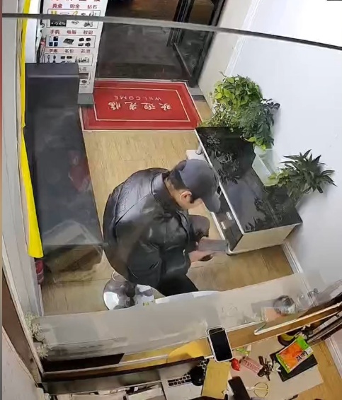 男子用iPhone手机抵押4000元，几日后以“打电话”为由取回手机夺门而逃