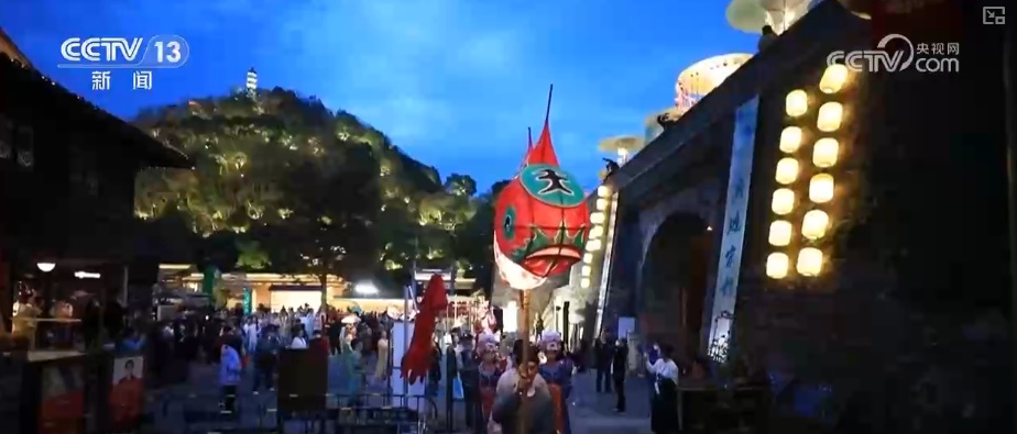 “新意+暖意”催热“年经济”新热力 “新花样”频出点燃消费“热引擎”