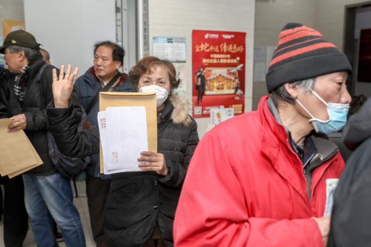 “阿拉今朝天不亮就赶过来了”,马年生肖邮票发售,上海邮迷深夜蹲守 “阿拉今朝天不亮就赶过来了”,马年生肖邮票发售,上海邮迷深夜蹲守