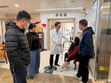 15 年 “大象腿” 煎熬，从每天贴100个创可贴到绝望求截肢，她终于等到希望！