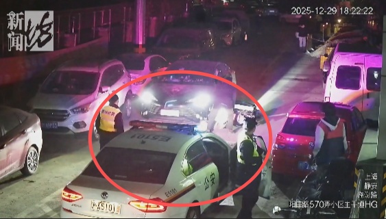 啥情况?上海一外卖小哥突然躺倒在警车前!现场围了一圈人,现场曝光 啥情况?上海一外卖小哥突然躺倒在警车前!现场围了一圈人,现场曝光