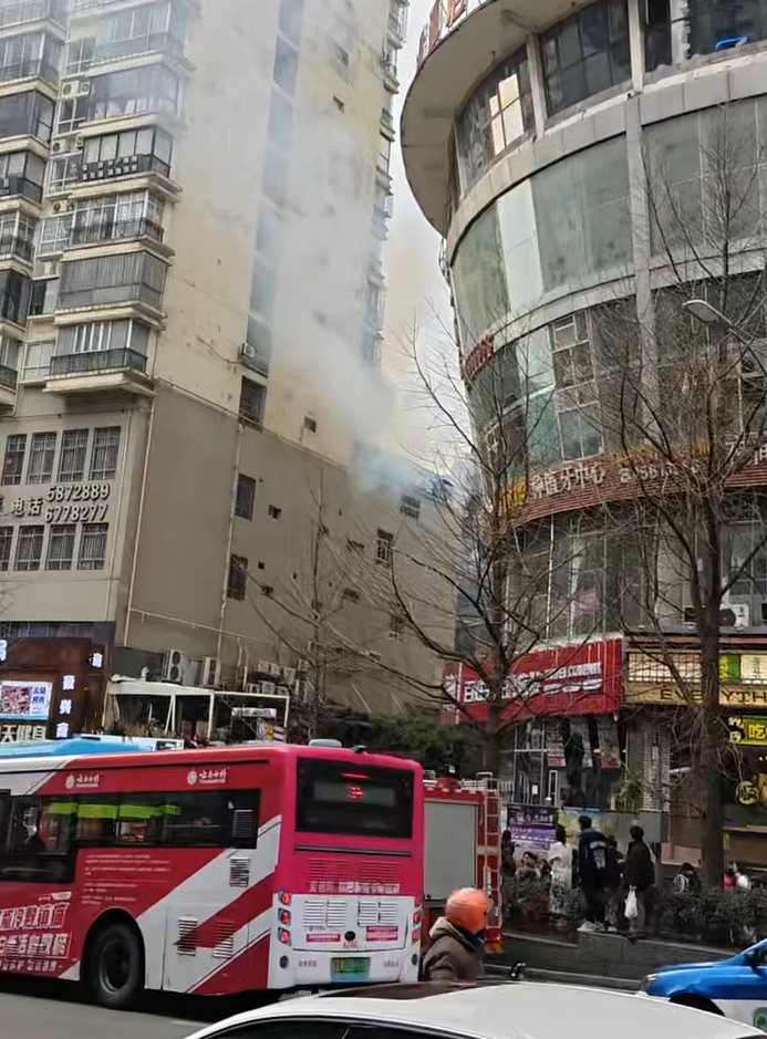 贵阳市区一茶馆发生火灾，消防紧急扑救，现场无人员伤亡