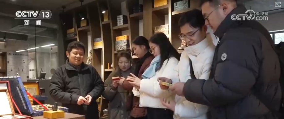 “新意+暖意”催热“年经济”新热力 “新花样”频出点燃消费“热引擎”