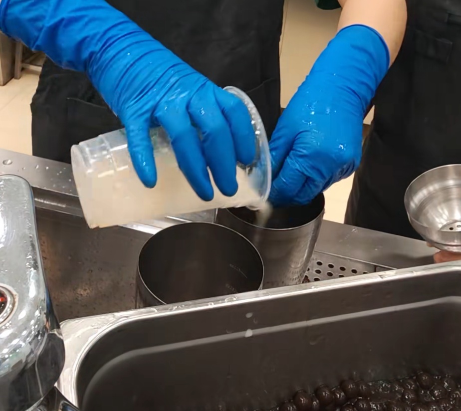 直接用手？太恶心，不敢喝了！霸王茶姬回应→