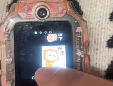 泪目！妈妈无意间翻到女儿电话手表，看到孩子连续2年给去世的外公发消息