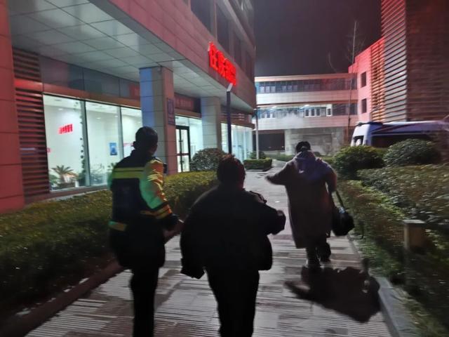 与时间赛跑!交警深夜上演“极速救援”,警灯闪烁为危重孕妇照亮生命通道 与时间赛跑!交警深夜上演“极速救援”,警灯闪烁为危重孕妇照亮生命通道