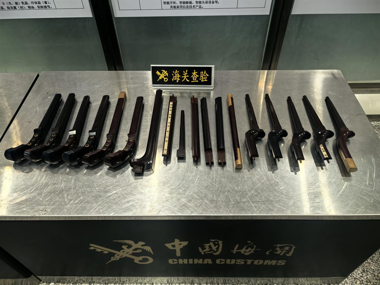 济南机场海关查获旅客违规携带濒危紫檀木制品18件