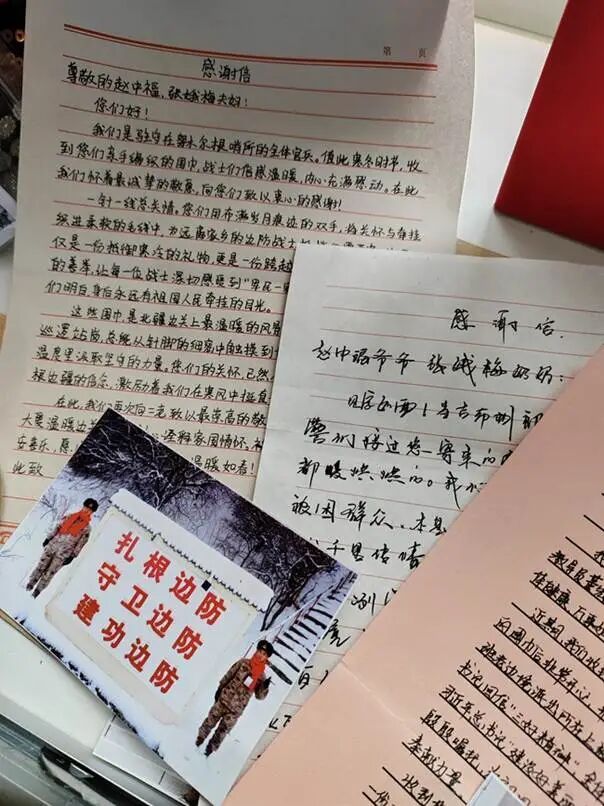 “太好了！我们织的围巾真的送出去了”