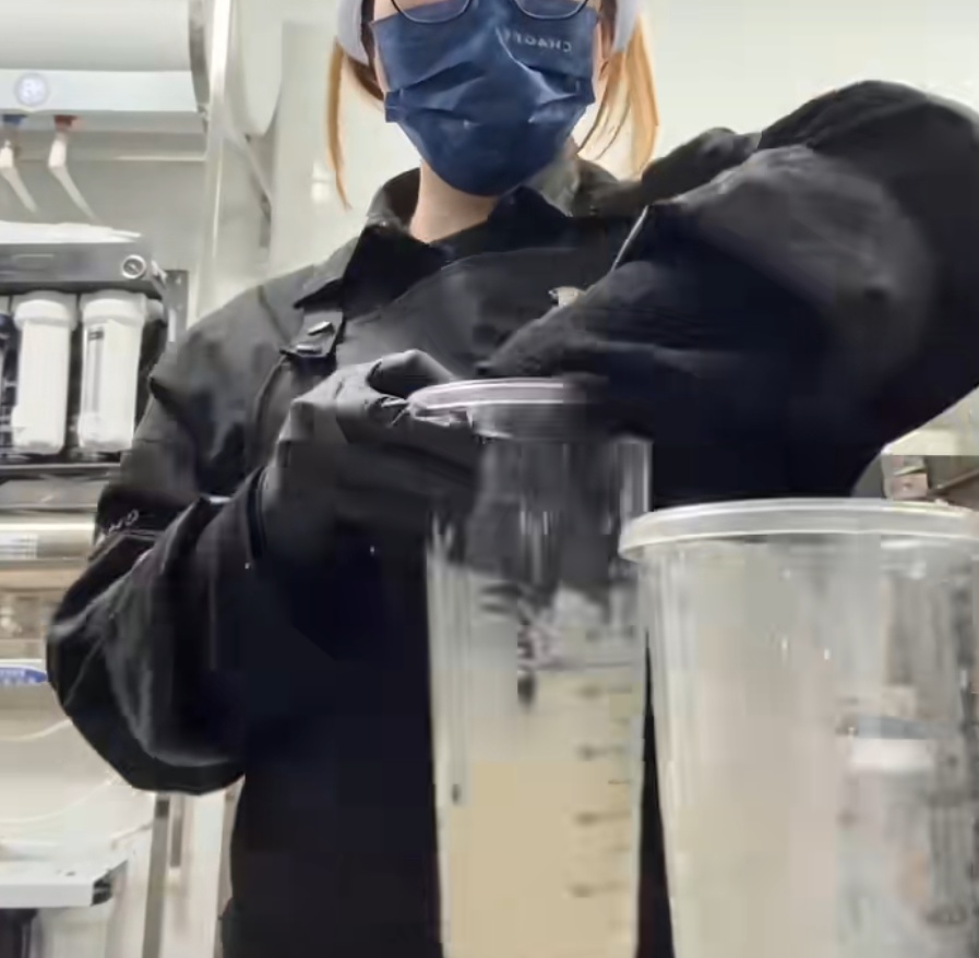 直接用手？太恶心，不敢喝了！霸王茶姬回应→