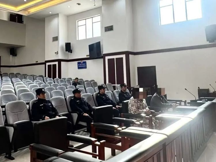 提供场所容留吸毒，两人获刑并处罚金