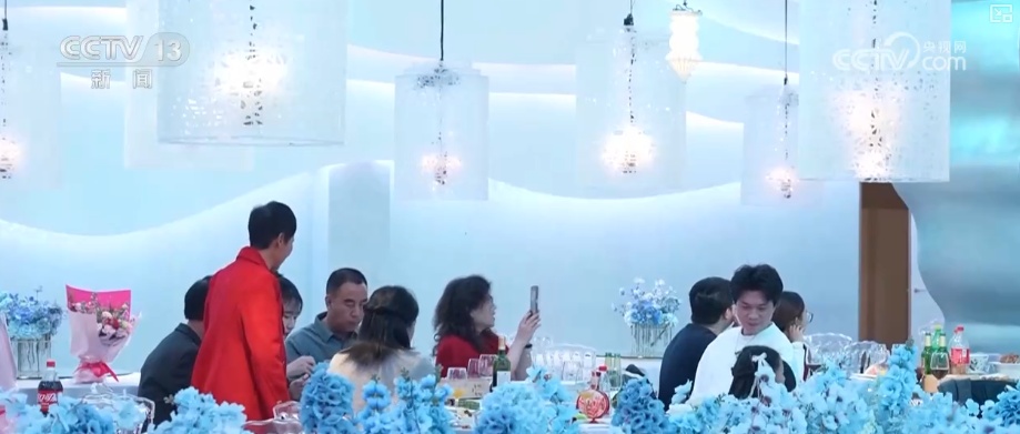 “新意+暖意”催热“年经济”新热力 “新花样”频出点燃消费“热引擎”