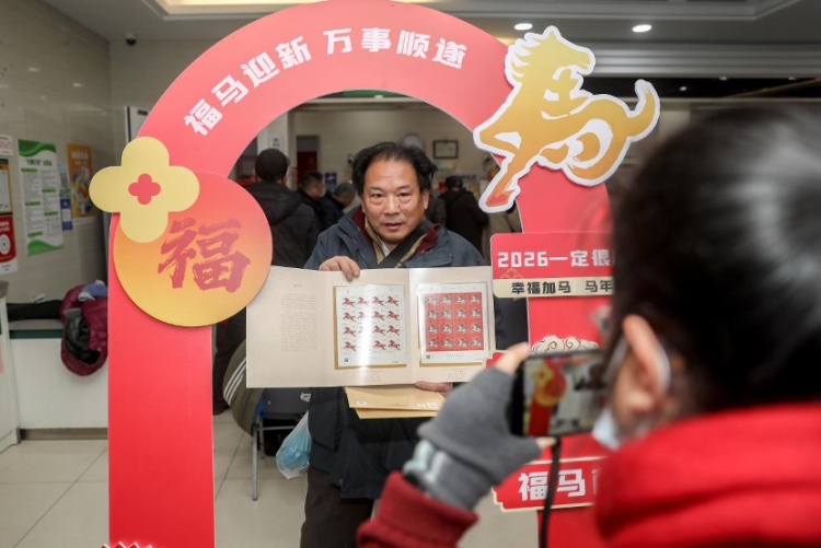 “阿拉今朝天不亮就赶过来了”,马年生肖邮票发售,上海邮迷深夜蹲守 “阿拉今朝天不亮就赶过来了”,马年生肖邮票发售,上海邮迷深夜蹲守