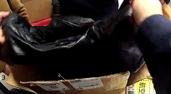 皮衣里有三块金条!!!“我怀疑我顾客遇到诈骗了!” 皮衣里有三块金条!!!“我怀疑我顾客遇到诈骗了!”